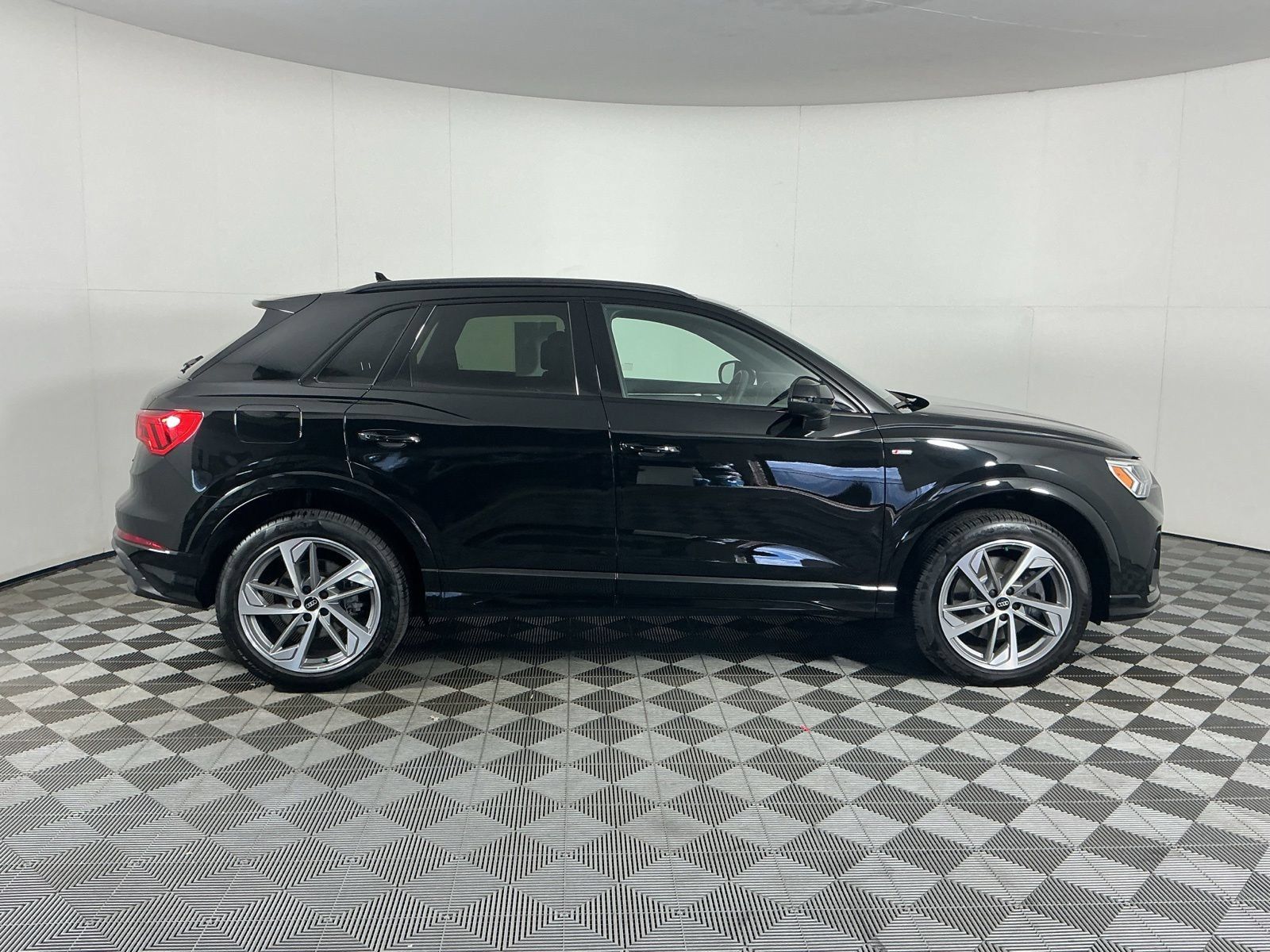 Used 2025 Audi Q3 2.0T Premium AWD/4WD image 9