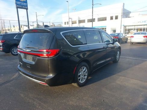 Used 2023 Chrysler Pacifica Touring-L image 2