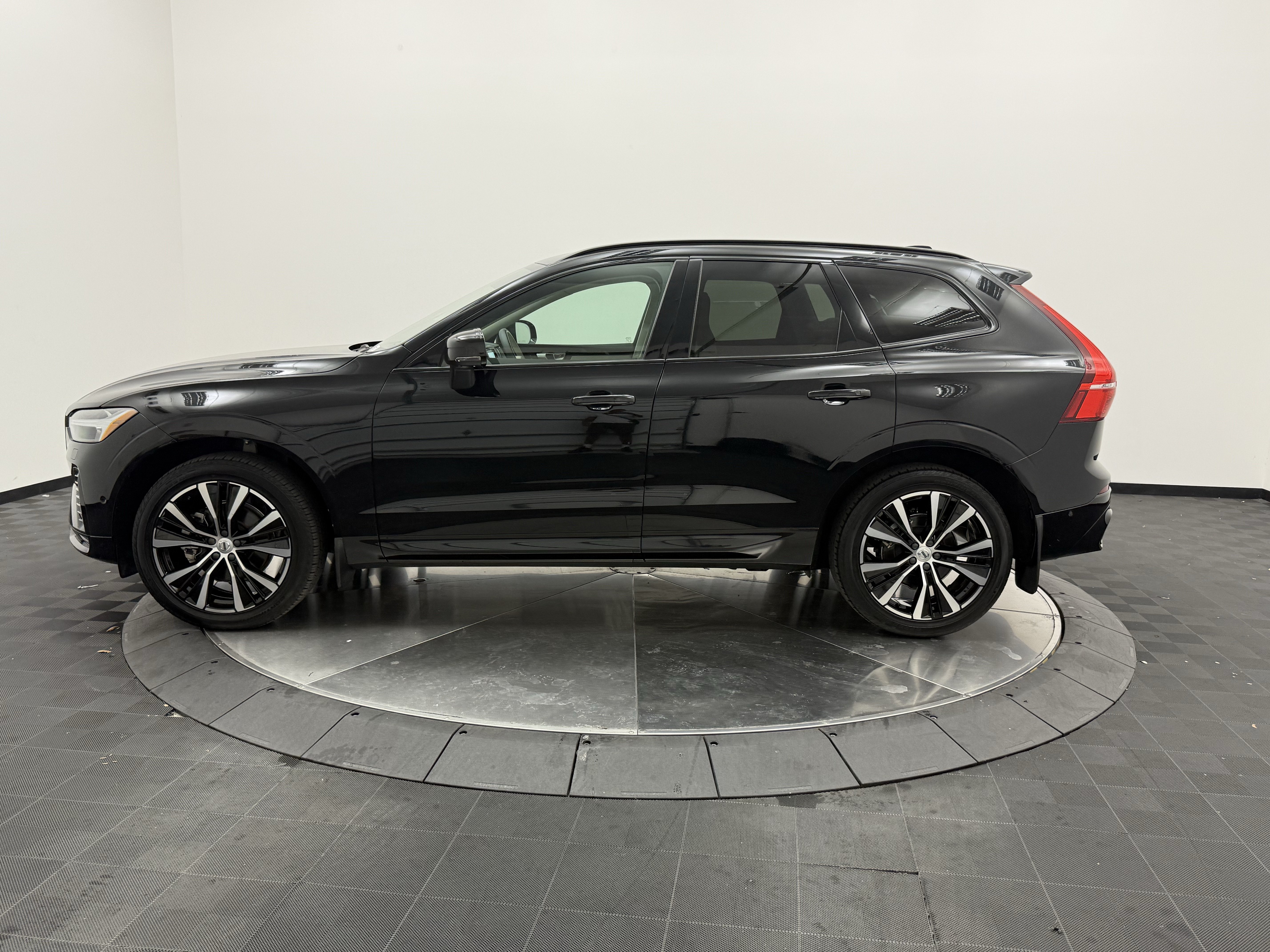 Certified 2024 Volvo XC60 B5 Plus w/ Protection Package Premier AWD/4WD image 4
