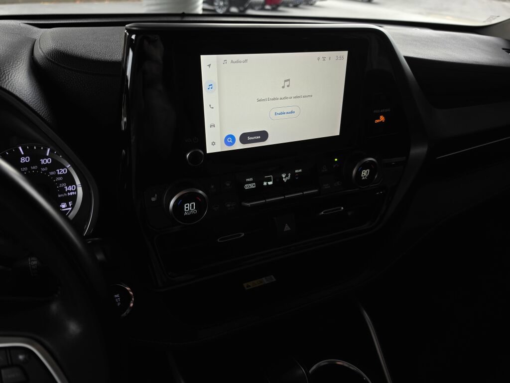 Used 2023 Toyota Highlander XLE AWD/4WD image 30