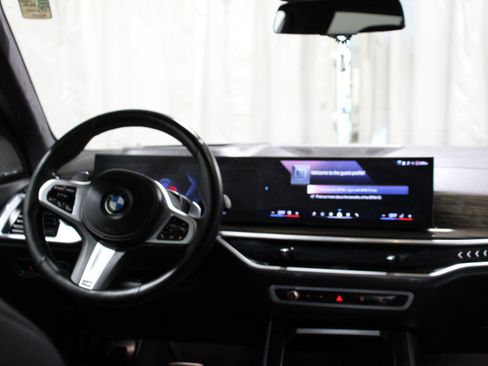 Used 2024 BMW X7 xDrive40i w/ M Sport Package AWD/4WD image 3