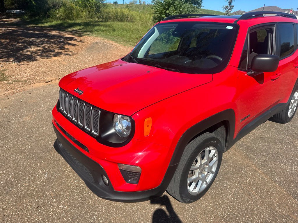Certified 2022 Jeep Renegade Latitude w/ Sun/Sound Group AWD/4WD image 6