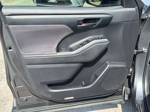 Used 2024 Toyota Highlander LE FWD image 12