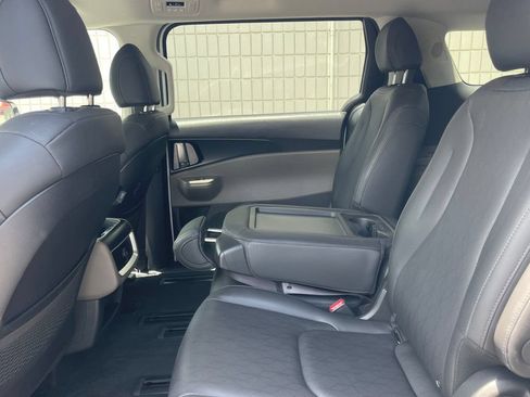 Used 2026 Kia Carnival FWD image 11