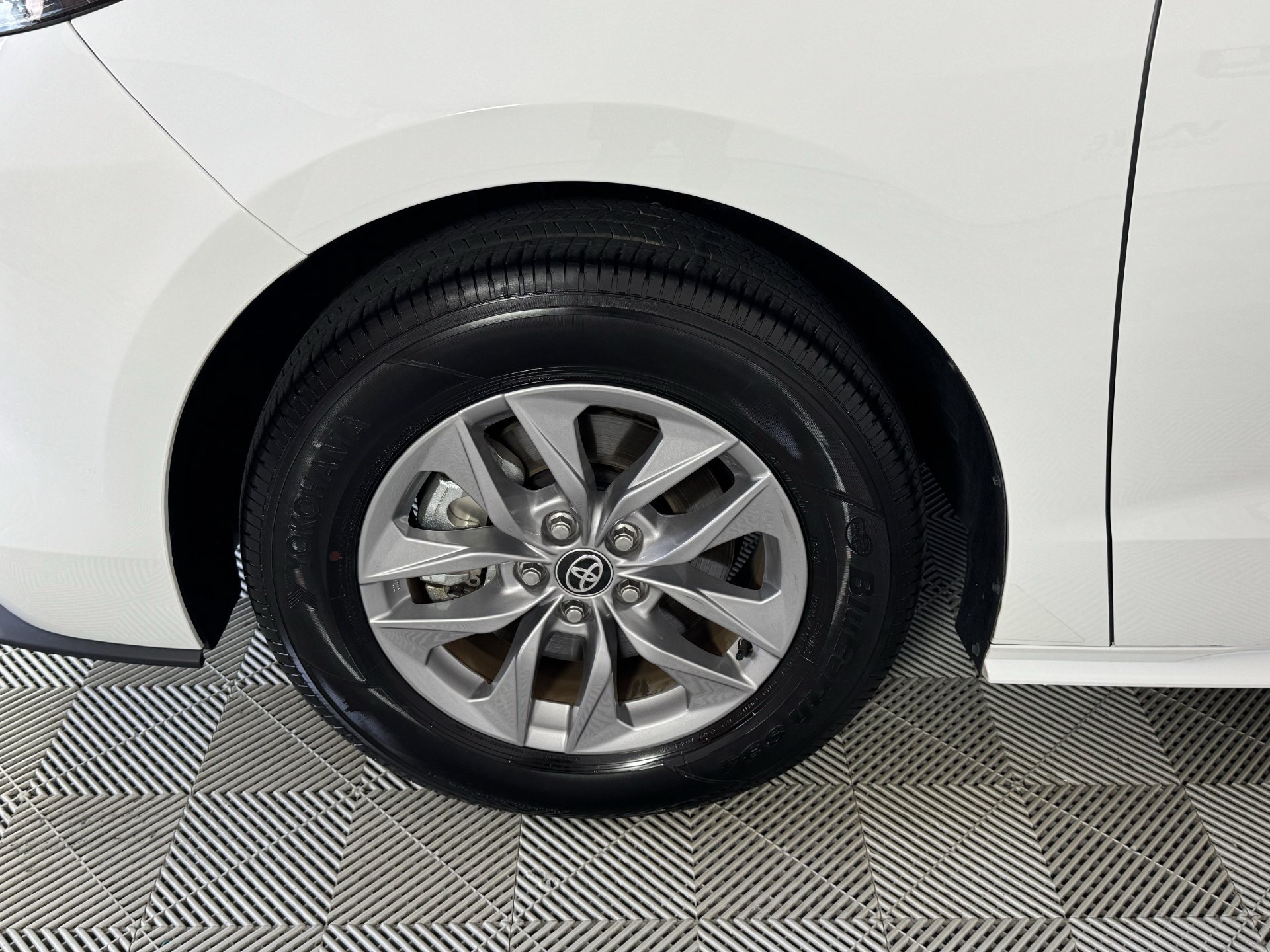 Certified 2026 Toyota Sienna LE FWD image 32