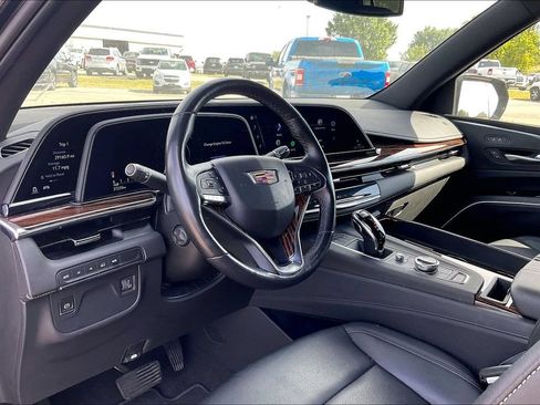 Used 2023 Cadillac Escalade Luxury AWD/4WD image 13