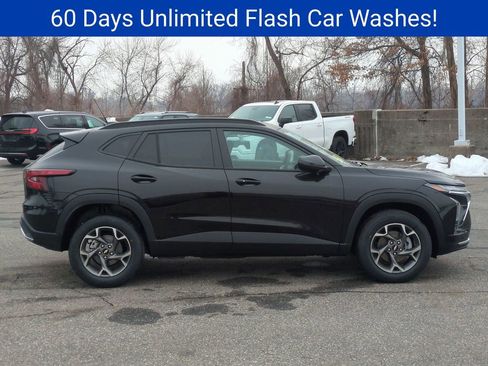 New 2026 Chevrolet Trax LT w/ Driver Confidence Package image 2