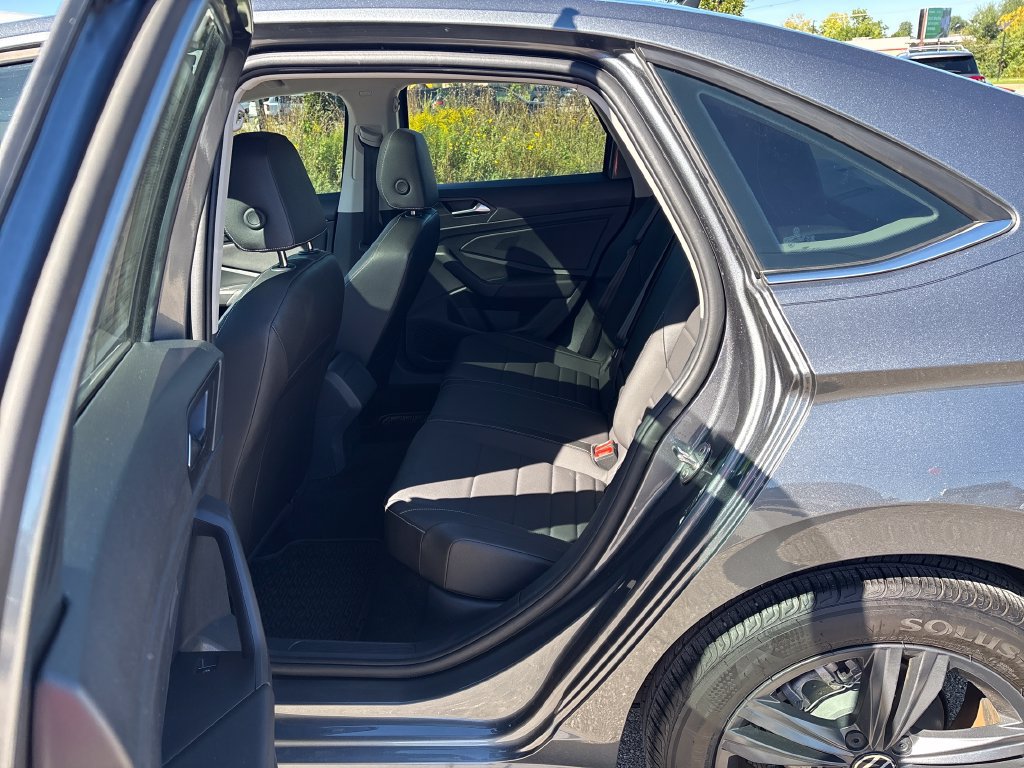 Used 2024 Volkswagen Jetta SE w/ Panoramic Sunroof Package FWD image 27