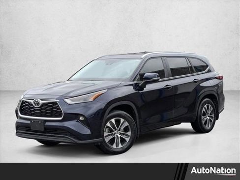 Used 2024 Toyota Highlander XLE AWD/4WD image 1