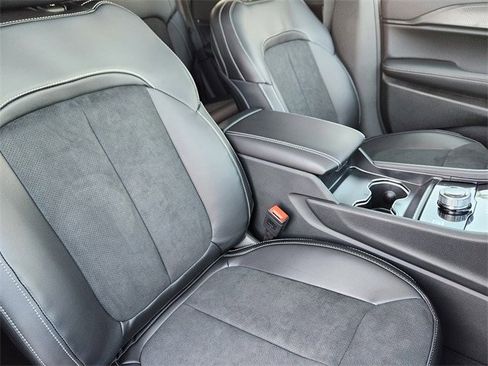 New 2025 Jeep Grand Cherokee Altitude image 9