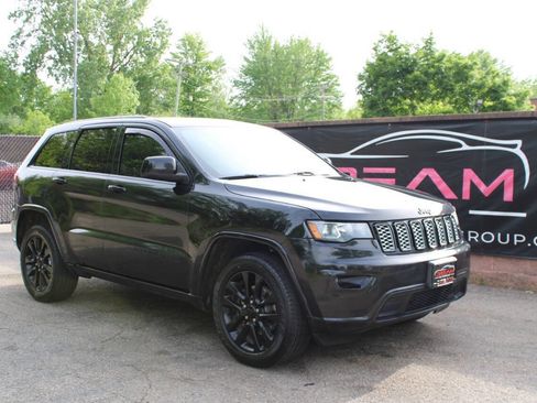 Used 2017 Jeep Grand Cherokee Altitude AWD/4WD image 4