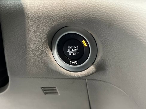 Used 2024 Chrysler Pacifica Touring-L image 60