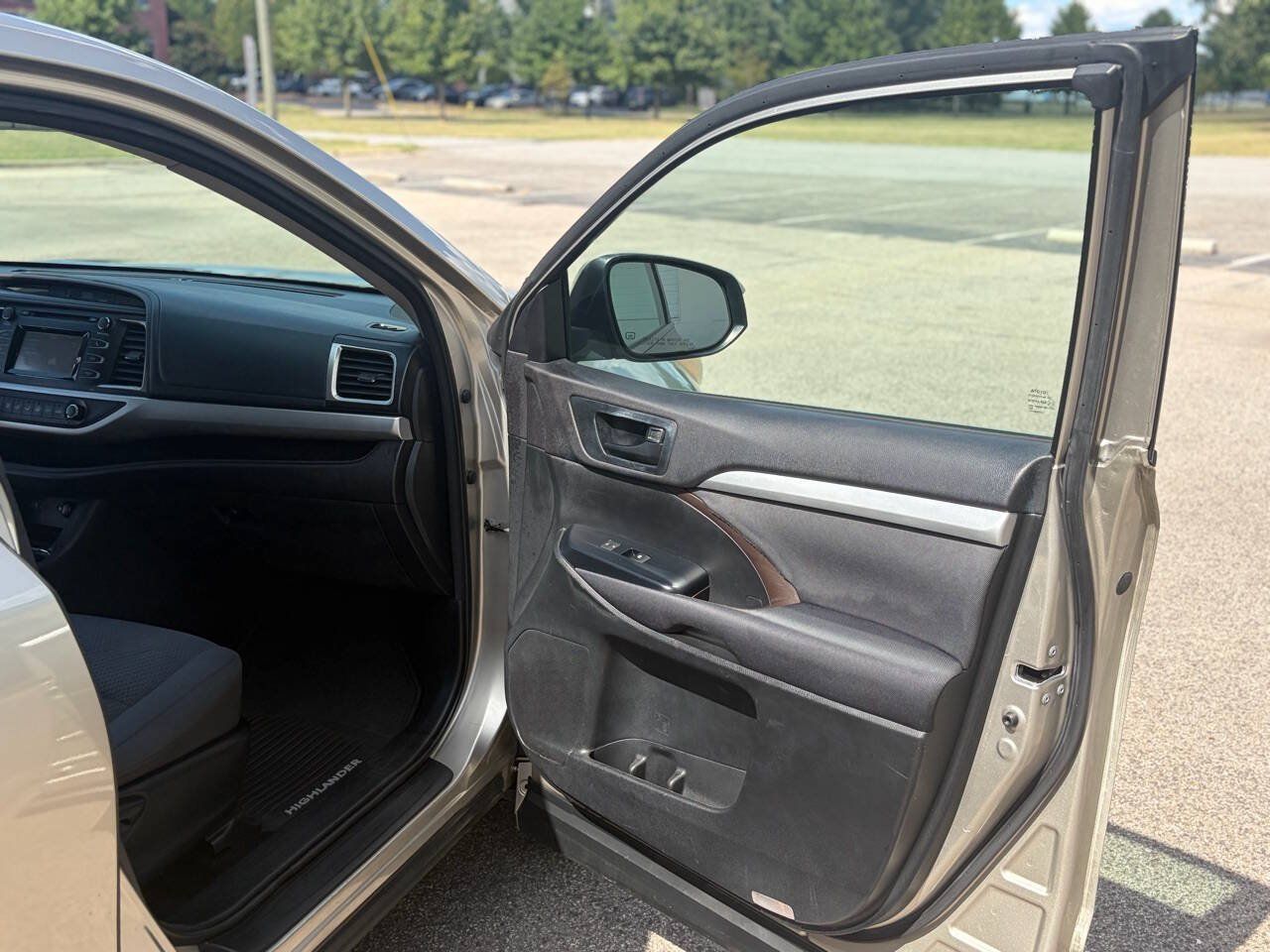 Used 2016 Toyota Highlander LE FWD image 22