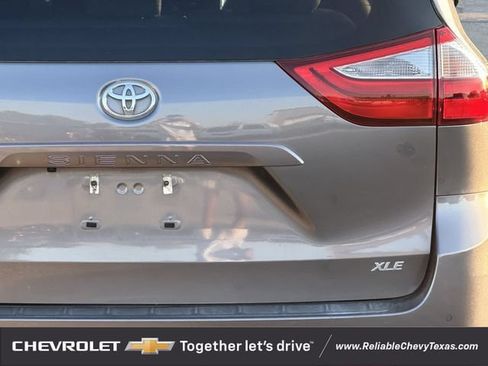 Used 2018 Toyota Sienna XLE w/ XLE Navigation Package FWD image 7
