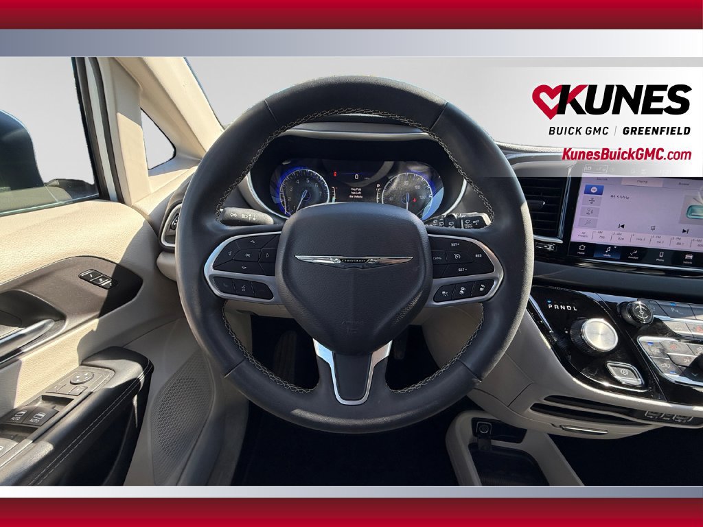 Used 2023 Chrysler Pacifica Touring-L FWD image 15