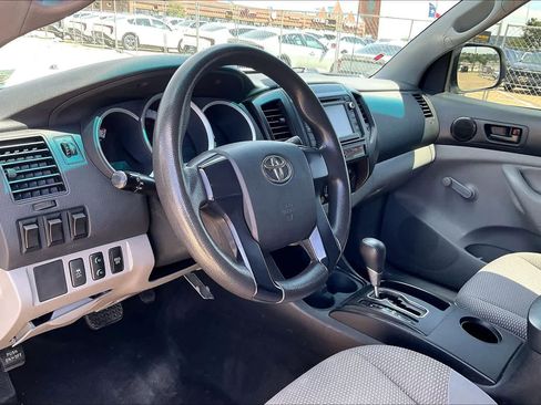 Used 2014 Toyota Tacoma 4x4 Regular Cab image 2