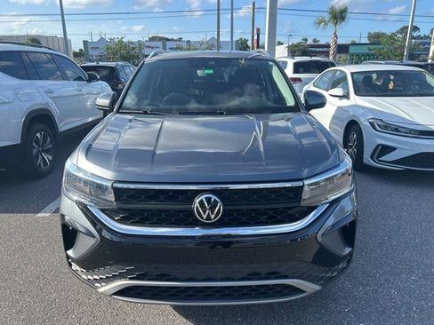 Used 2022 Volkswagen Taos SE w/ Panoramic Sunroof Package FWD image 2