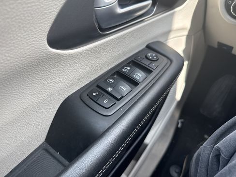 Used 2024 Chrysler Pacifica Touring-L FWD image 21