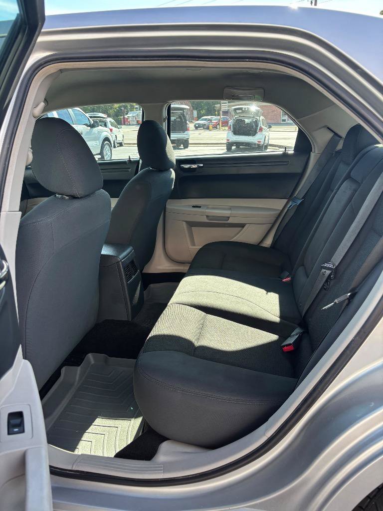Used 2006 Chrysler 300 RWD image 25