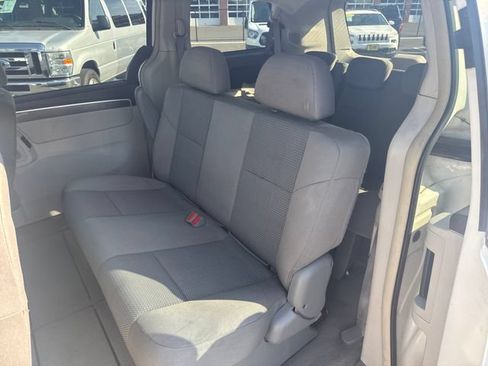 Used 2009 Volkswagen Routan S FWD image 32