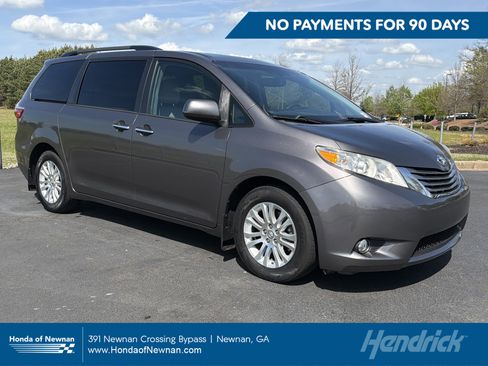 Used 2017 Toyota Sienna XLE FWD image 1