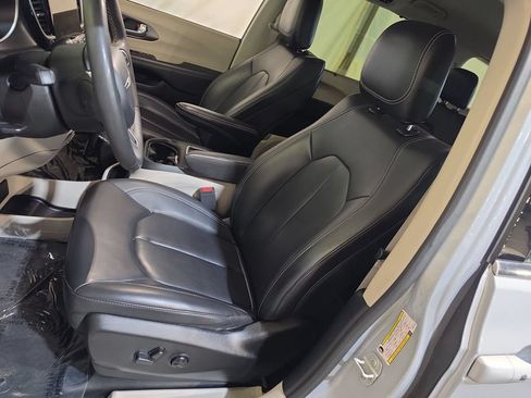 Used 2023 Chrysler Pacifica Touring-L FWD image 13