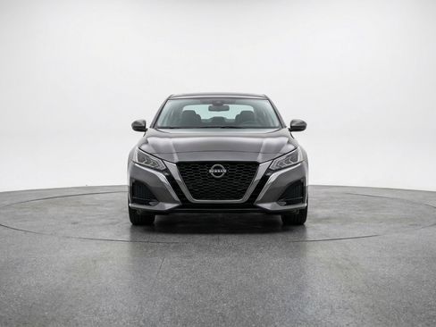 Used 2025 Nissan Altima 2.5 SV FWD image 2