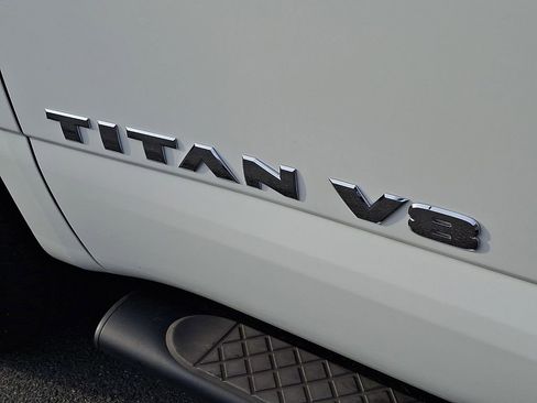 Used 2018 Nissan Titan SV image 34