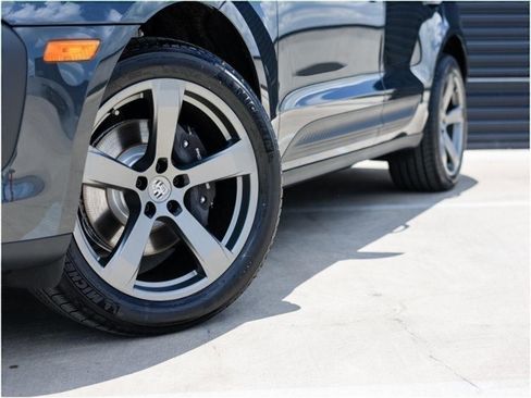 Certified 2025 Porsche Macan image 12