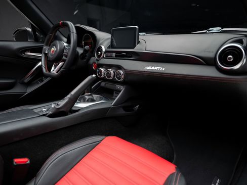 Used 2019 FIAT 124 Spider Abarth w/ Convenience Group RWD image 60
