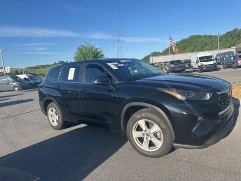 Used 2024 Toyota Highlander LE FWD image 10