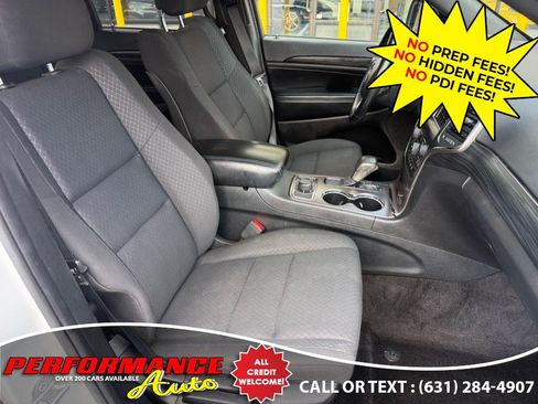 Used 2019 Jeep Grand Cherokee Laredo AWD/4WD image 24