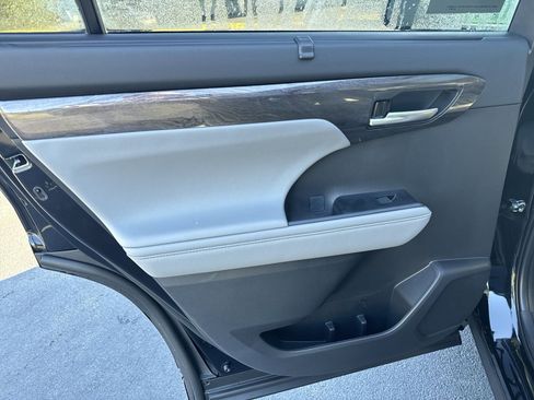 New 2025 Toyota Highlander Platinum image 32
