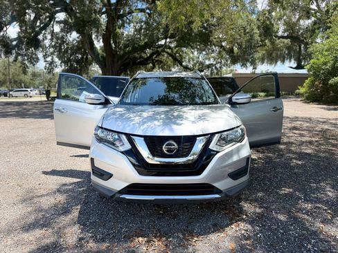 Used 2018 Nissan Rogue SV AWD/4WD image 2