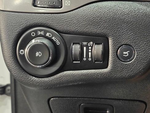Used 2019 Jeep Cherokee Limited w/ Trailer Tow Group AWD/4WD image 53