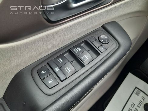 Used 2023 Chrysler Voyager LX FWD image 33