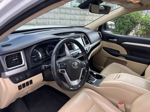Used 2017 Toyota Highlander XLE AWD/4WD image 7