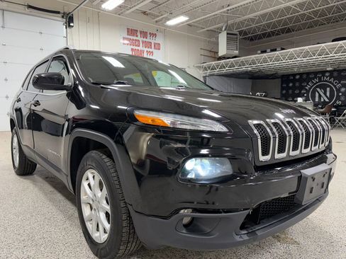 Used 2017 Jeep Cherokee Latitude w/ Cold Weather Group AWD/4WD image 1