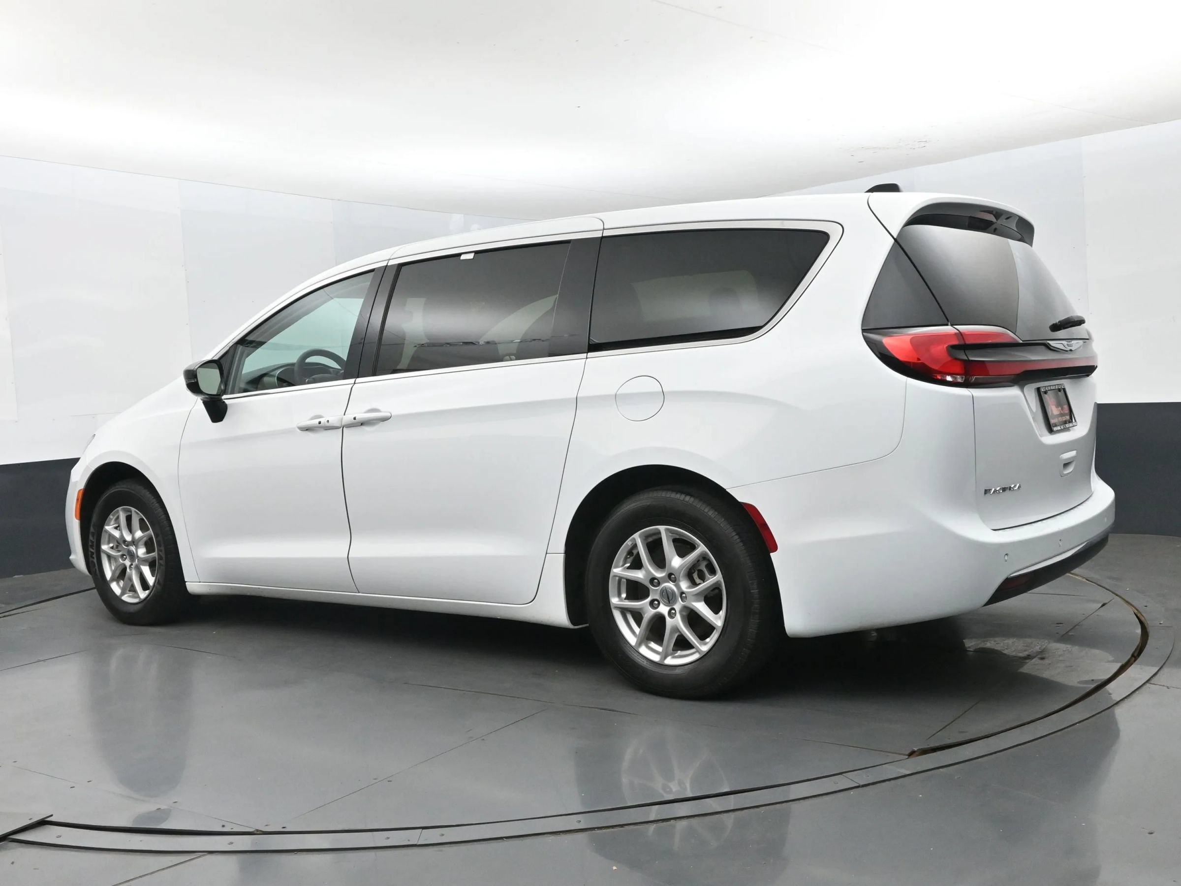 Used 2024 Chrysler Pacifica Touring-L FWD image 9