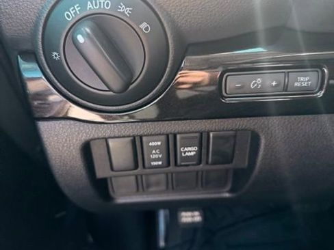 Used 2018 Nissan Titan SV w/ SV Convenience Package RWD image 17