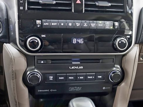 Used 2023 Lexus GX 460 Premium w/ Accessory Package image 22