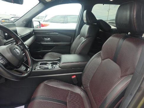 Used 2025 Honda Pilot Black Edition image 3