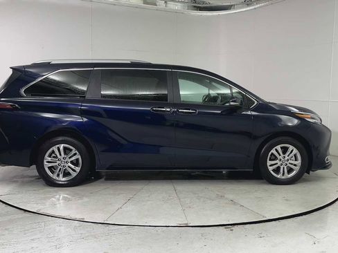 Used 2023 Toyota Sienna Platinum image 9