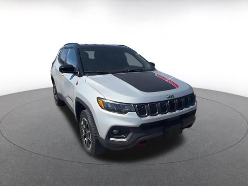 Used 2025 Jeep Compass Trailhawk AWD/4WD image 3