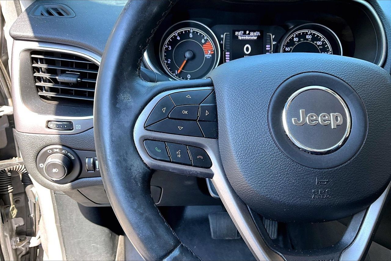 Used 2019 Jeep Cherokee Latitude Plus w/ Comfort/Convenience Group FWD image 10