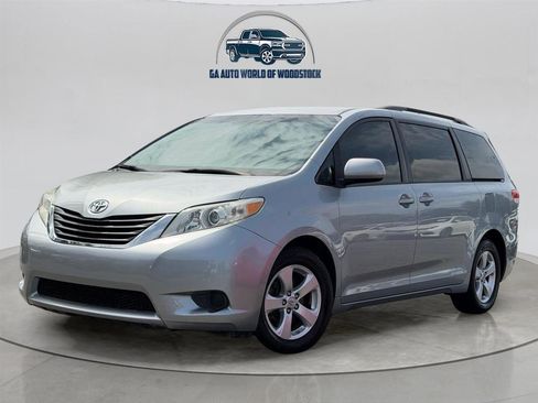 Used 2014 Toyota Sienna LE image 4