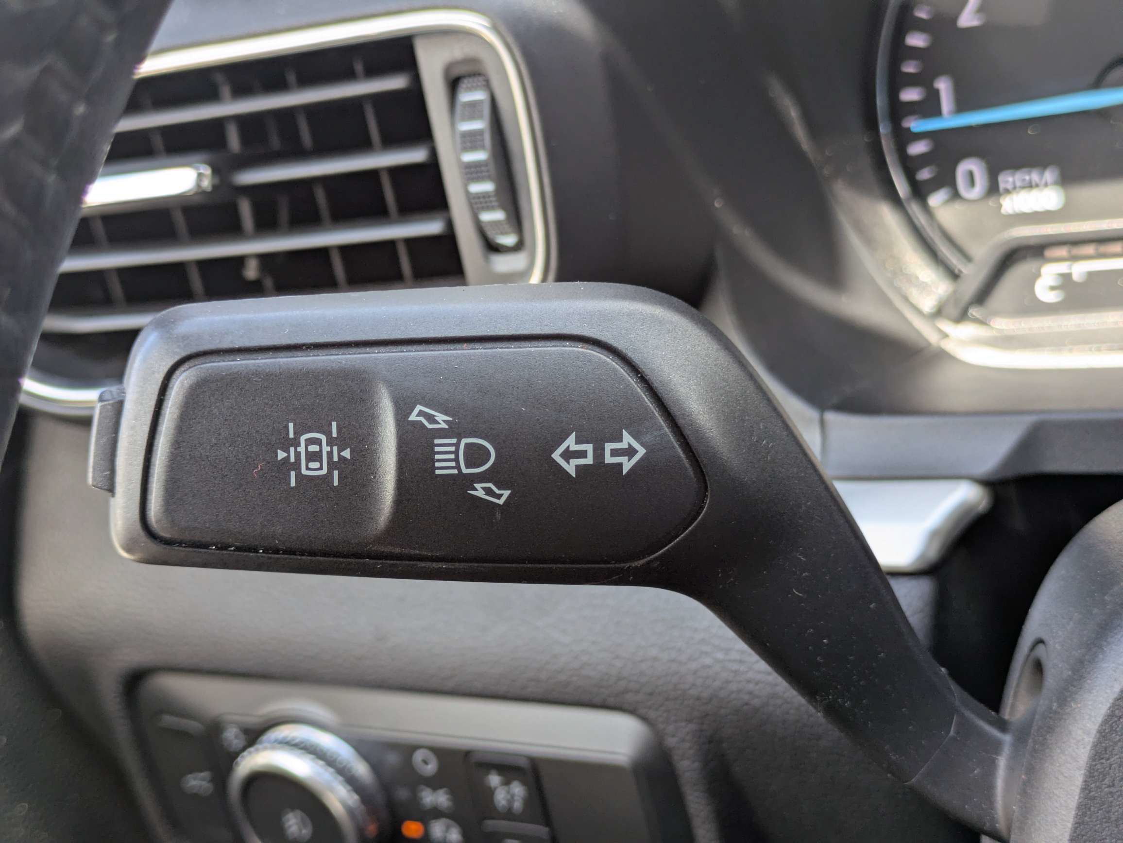 Used 2021 Ford Explorer XLT w/ Equipment Group 202A RWD image 19