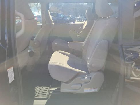 Used 2019 Toyota Sienna LE image 28