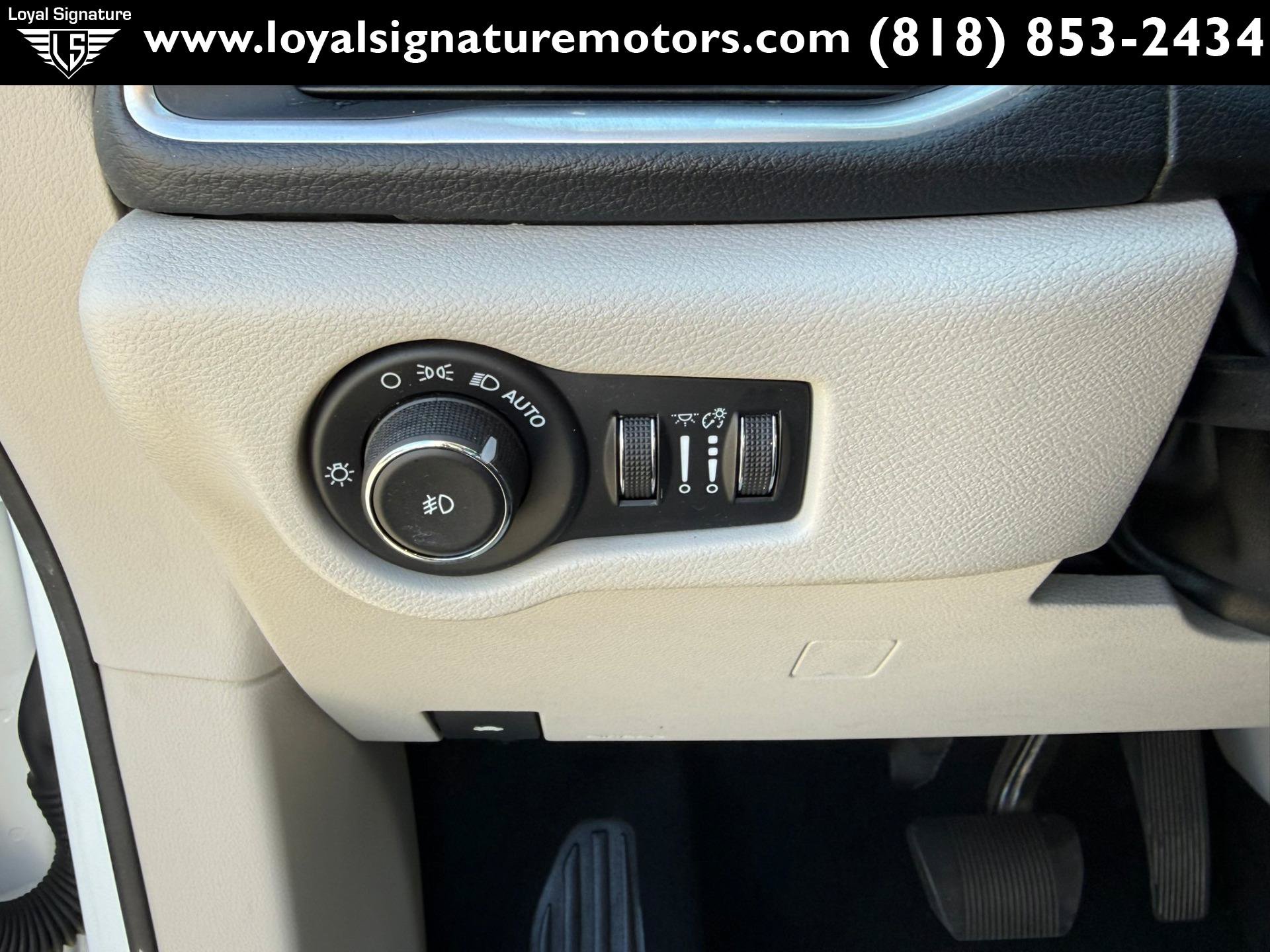 Used 2018 Chrysler Pacifica Limited w/ Advanced Safetytec Group FWD image 30