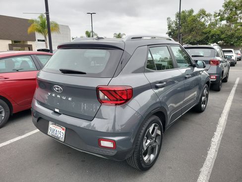 Used 2025 Hyundai Venue SEL FWD image 4
